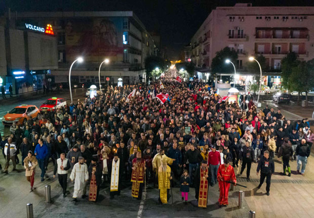 Црна Гора одлучнија него икада: Подгорица БЛИСТА СА 50.000 верника, 40 ПРОФЕСОРА Универзитета у колони; ХОДОЧАСНИЦИ савладали кањон Таре (ВИДЕО+ФОТО)